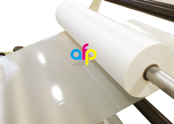 Película que lamina modificada para requisitos particulares 15micron - 30micron del solo lustre lateral de la corona BOPP