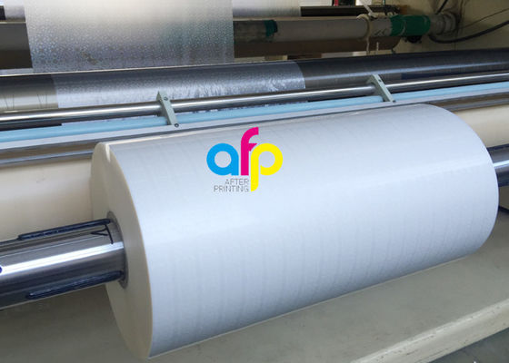 La película olográfica transparente 26micron de la laminación de Bopp estándar/modificó el modelo para requisitos particulares